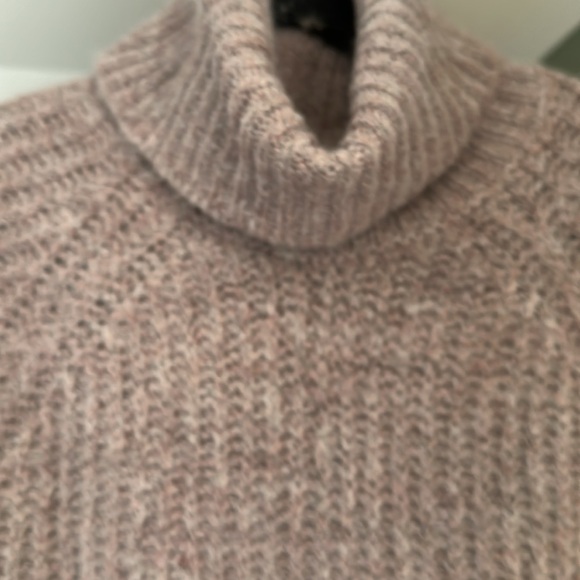 NWT woman’s old navy brand cowlneck sweater! Size medium - Picture 4 of 5